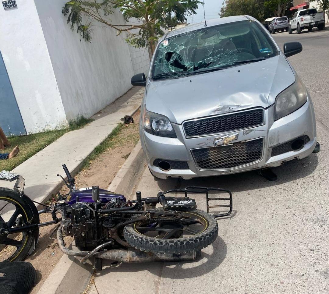 Automóvil y motocicleta accidentados en Los Mochis.