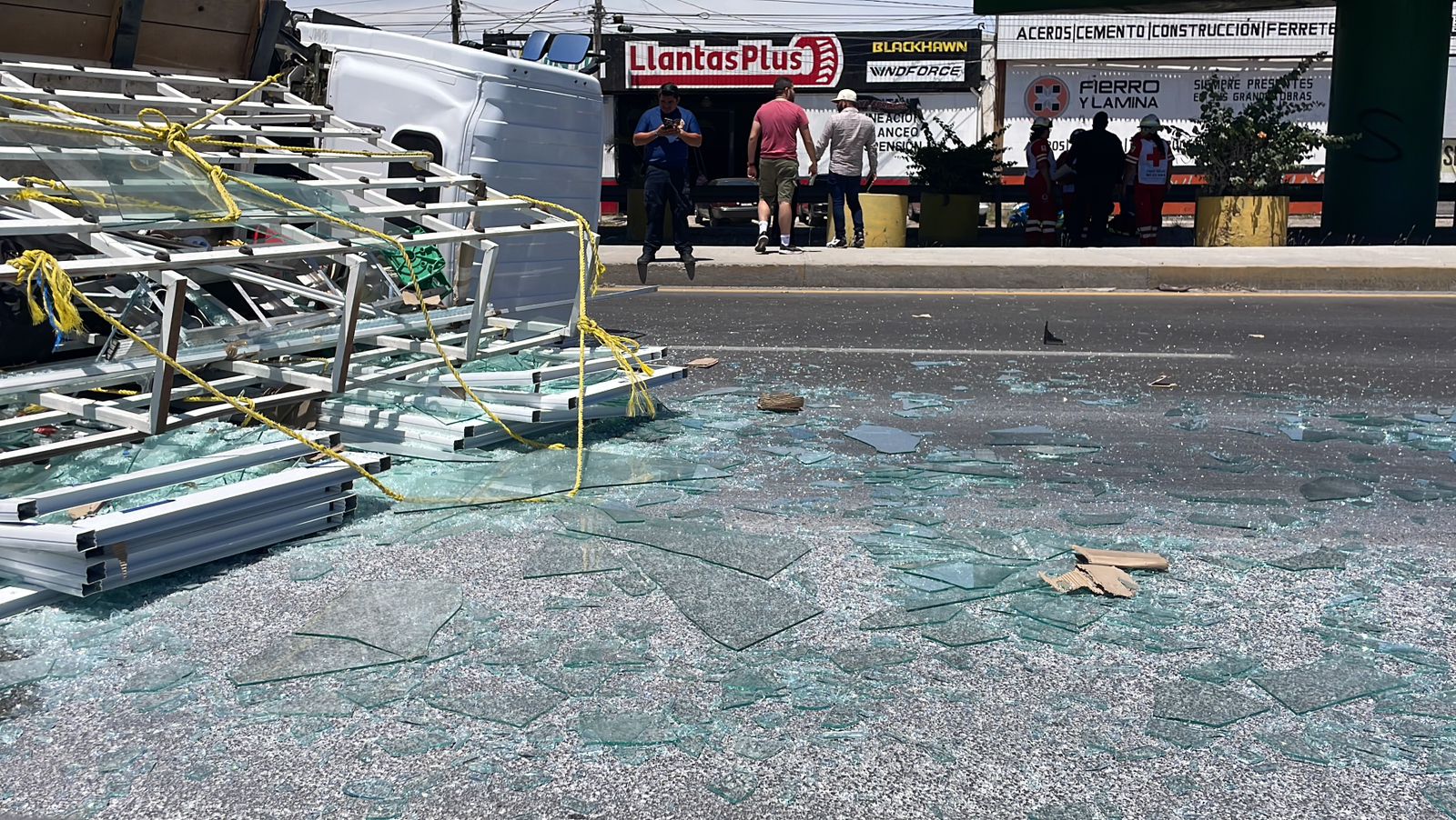 Camión cargado de vidrio vuelca en una curva en Mazatlán. / Foto: Francisco Ramírez