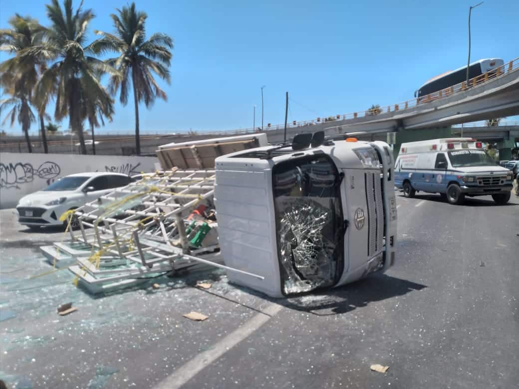 Camión cargado de vidrio vuelca en una curva en Mazatlán.