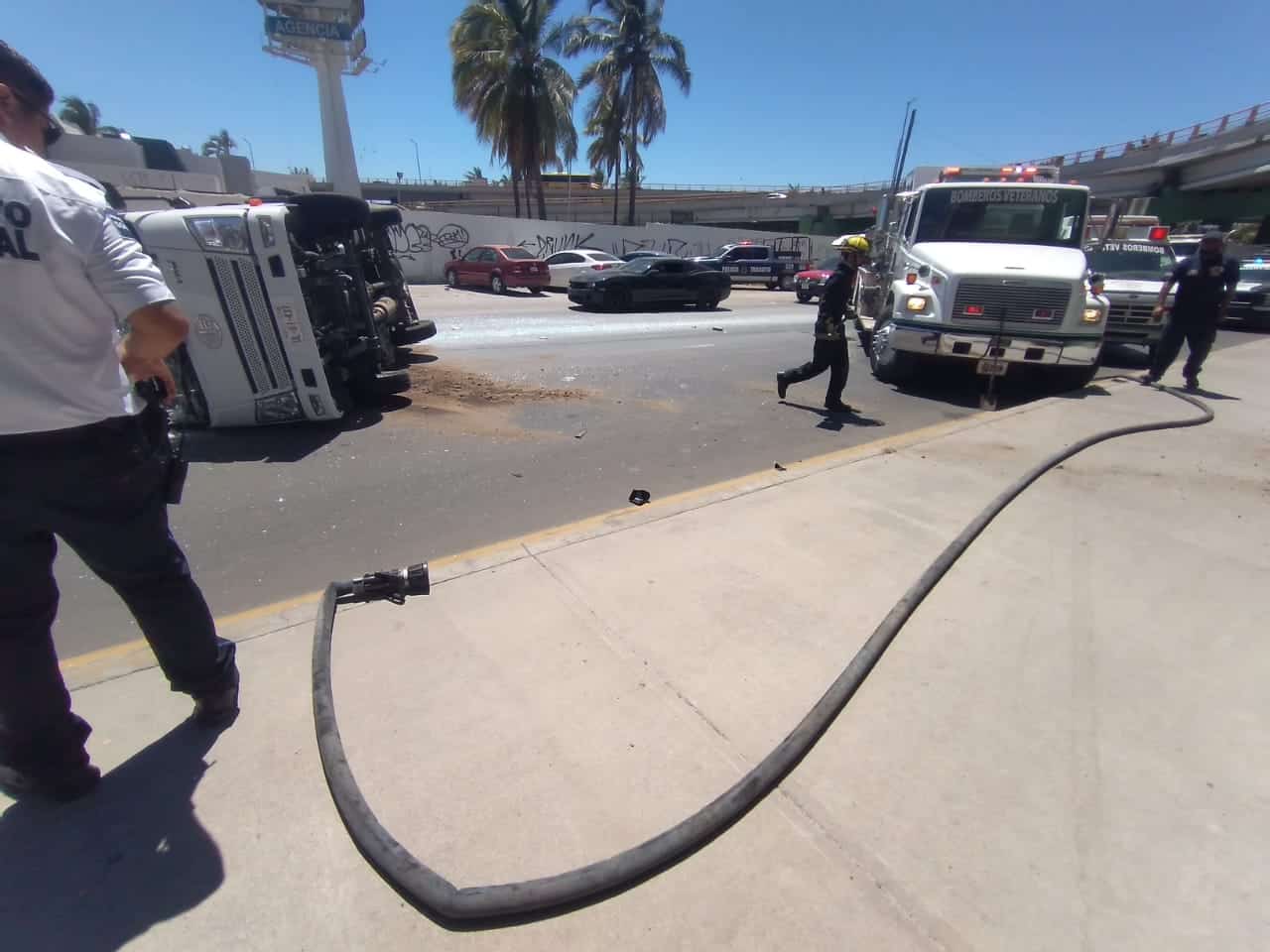 Camión cargado de vidrio vuelca en una curva en Mazatlán.
