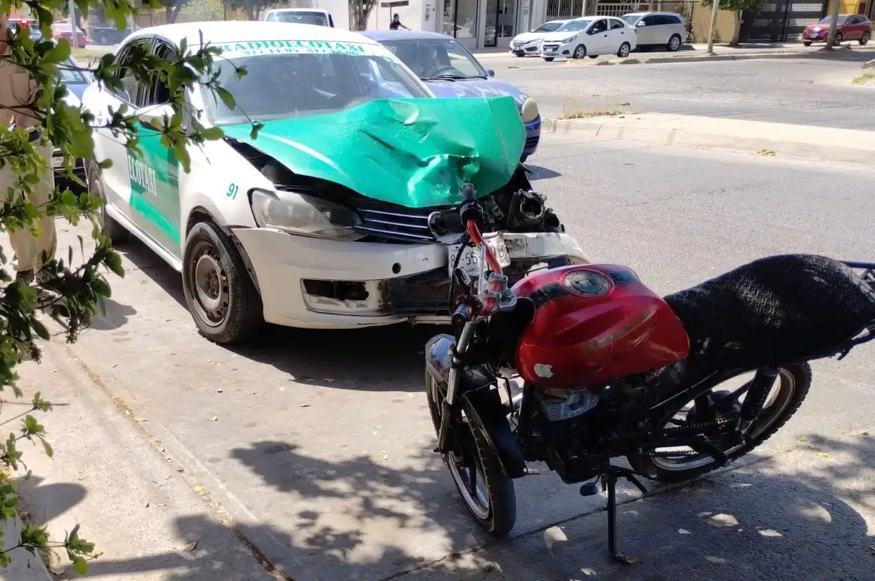 Taxi y motocicleta accidentadas en Los Mochis.