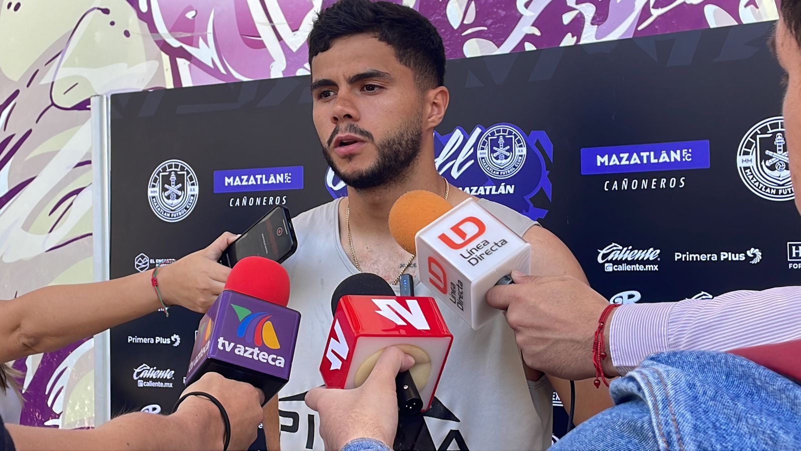 Futbolista Alan Medina con medios de prensa