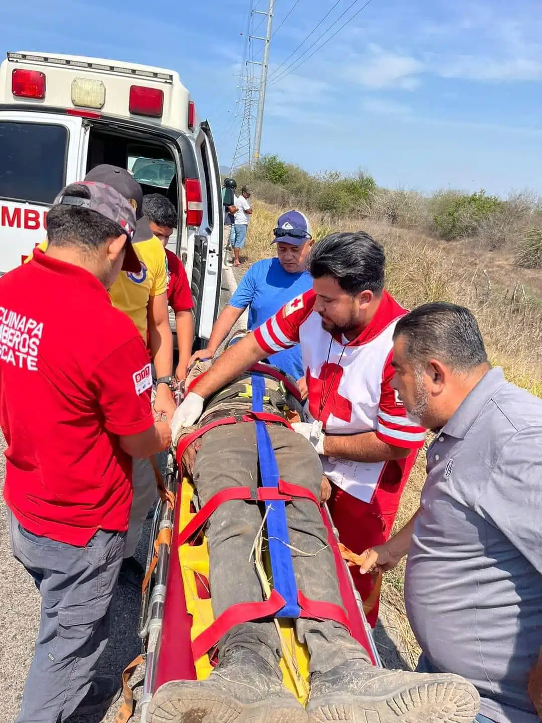 Paramédicos de Cruz Roja de la Delegación de Escuinapa auxiliaron en el accidente.