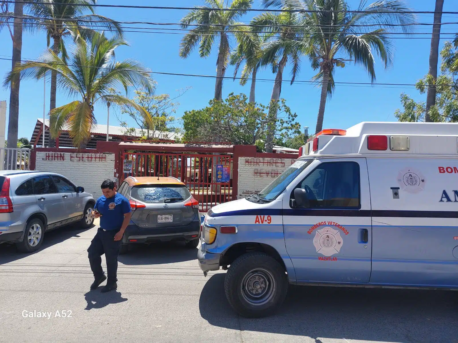 Paramédicos de Bomberos Veteranos Mazatlán afuera de escuela primaria