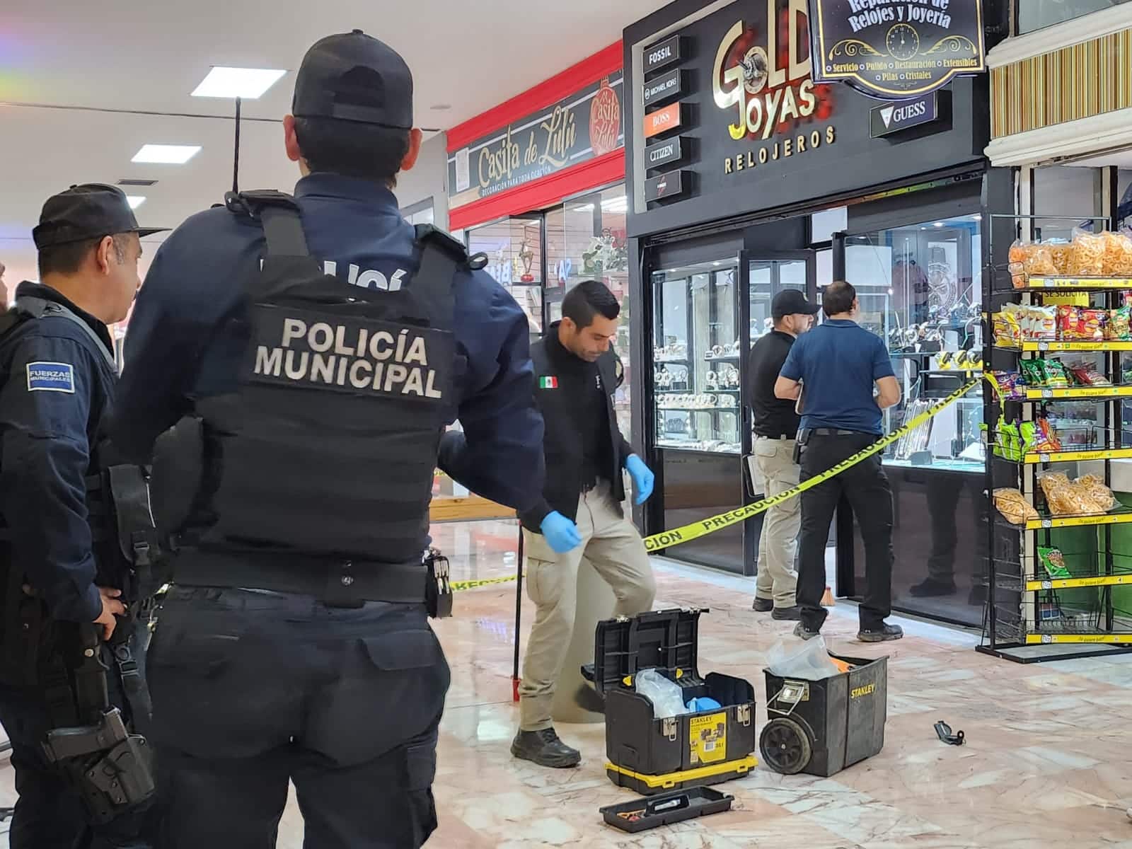 Cinta amarilla delimitando el área de Joyería asaltada en Culiacán.