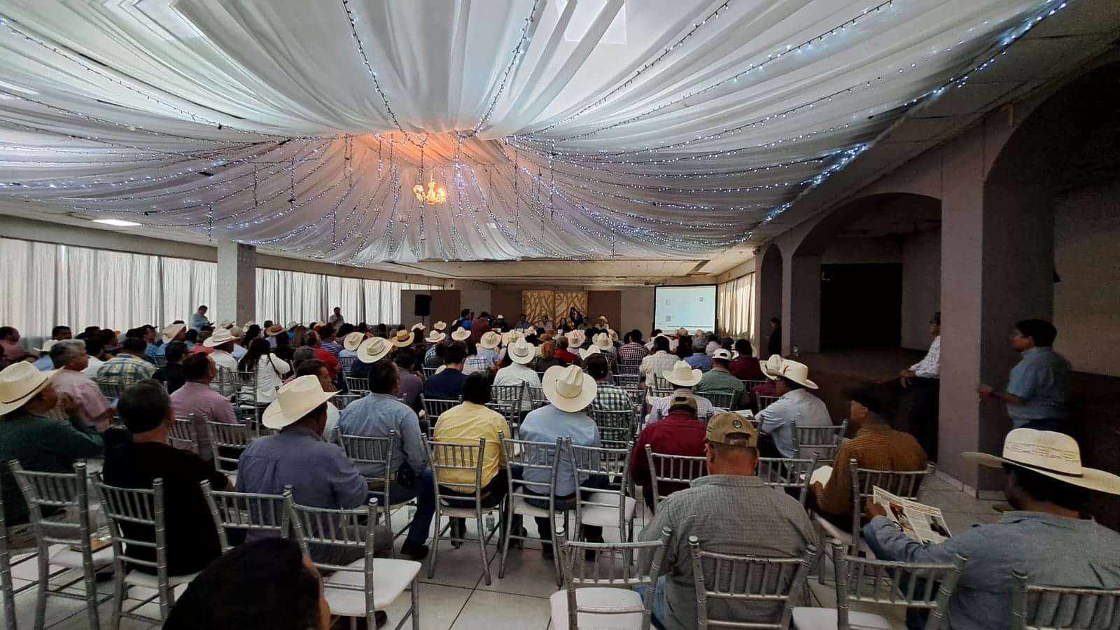 Productores agrícolas reunidos en Guasave.
