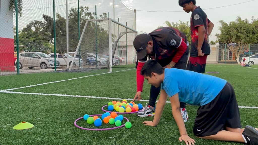 Niños en entrenamiento de futbol