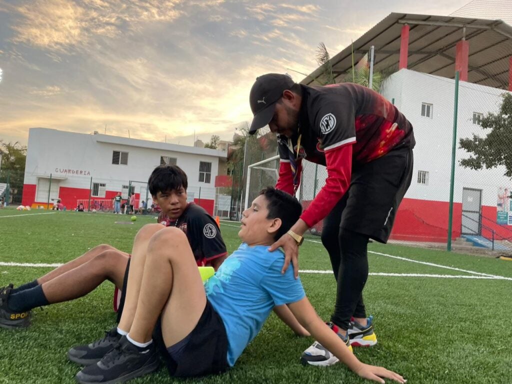 Niños en entrenamiento de futbol