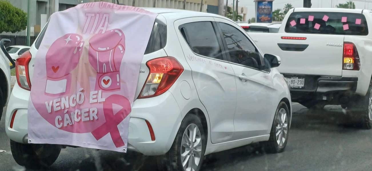 Automóvil circula por calles de Culiacán con mensaje de esperanza.