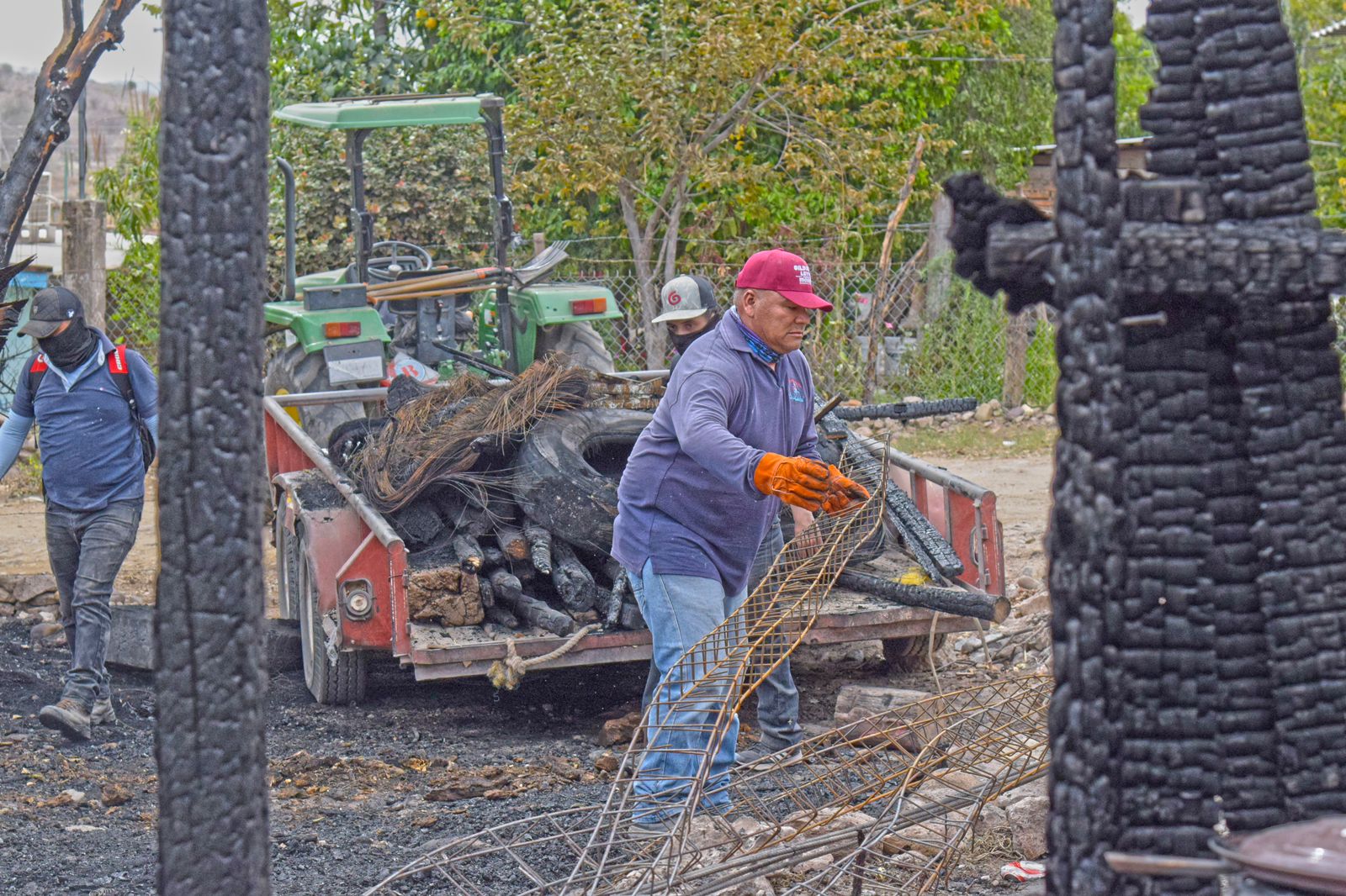 Autoridades del Ayuntamiento de El Fuerte, apoya con maquinaria para remover todo el material de madera que se incendió.