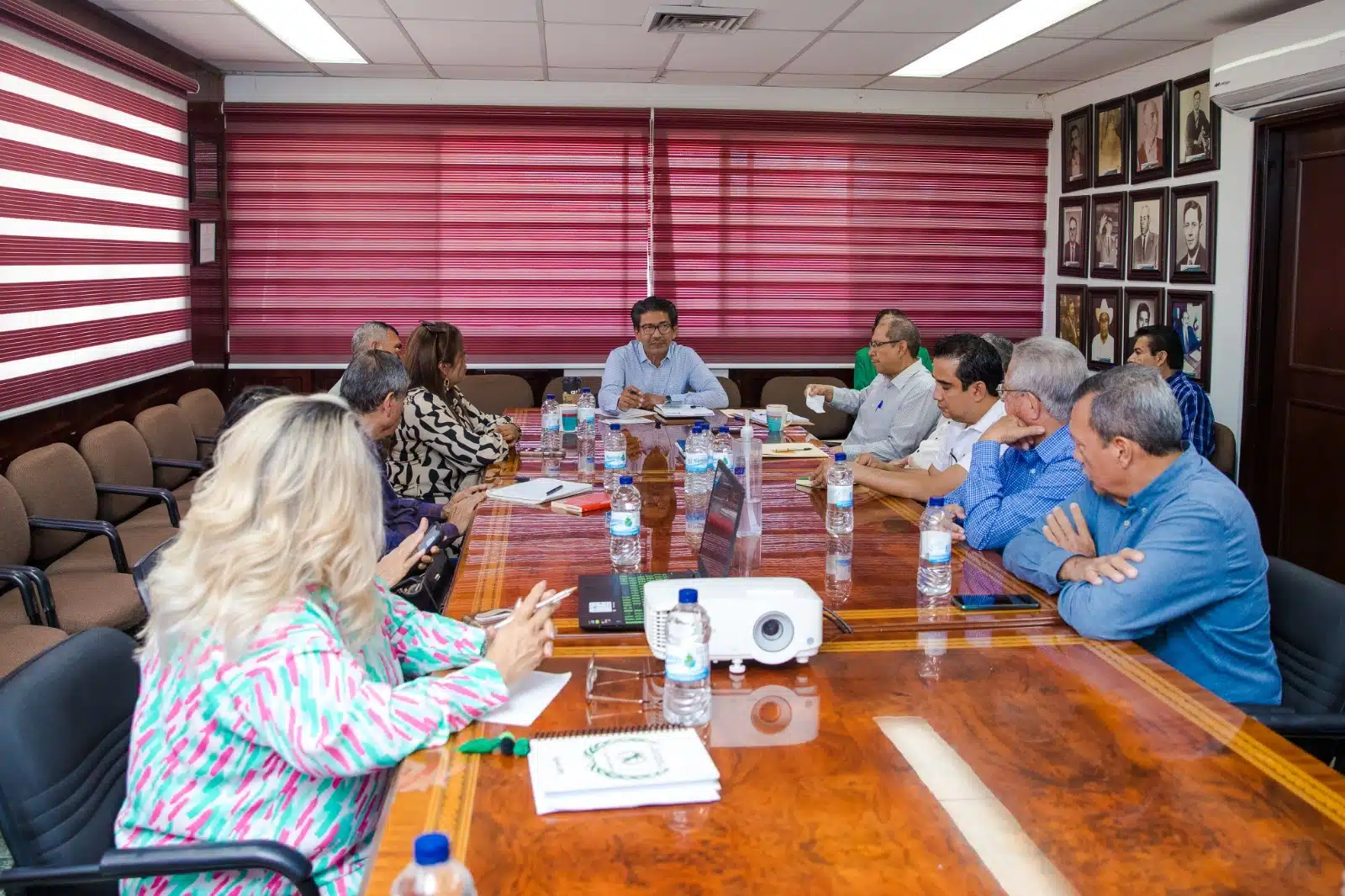 Alcalde Martín Ahumada Quintero reunido con vecinos de Ruiz Cortines y representantes de la Coordinadora por el Derecho Humano a la Vivienda y de Derechos Humanos