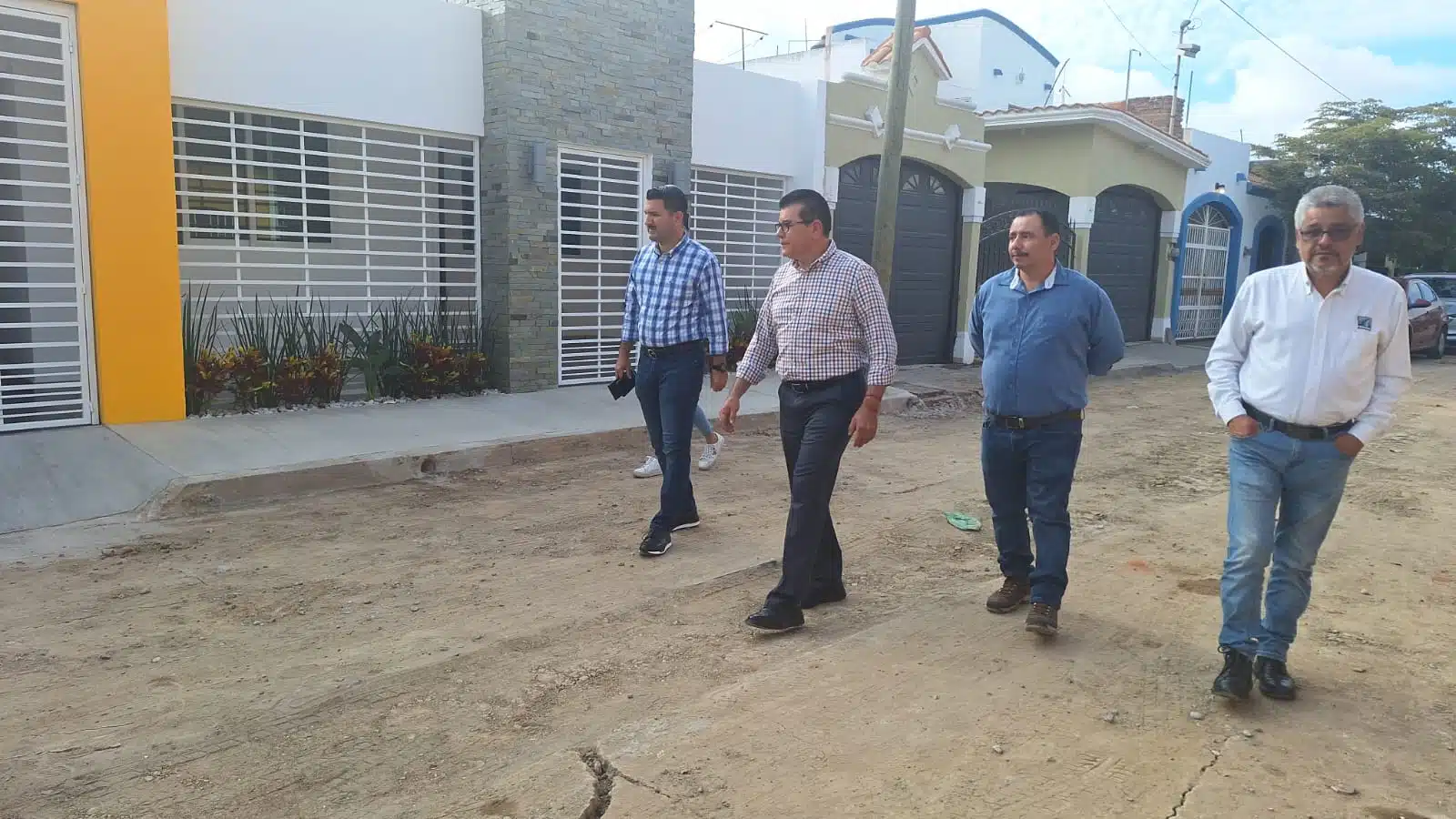 Alcalde Édgar González Zataráin en recorrido por la colonia Villa Galaxia