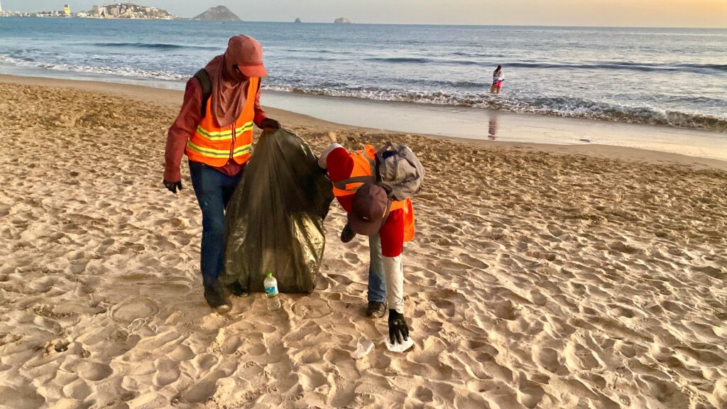Personal del ayuntamiento limpiando playas