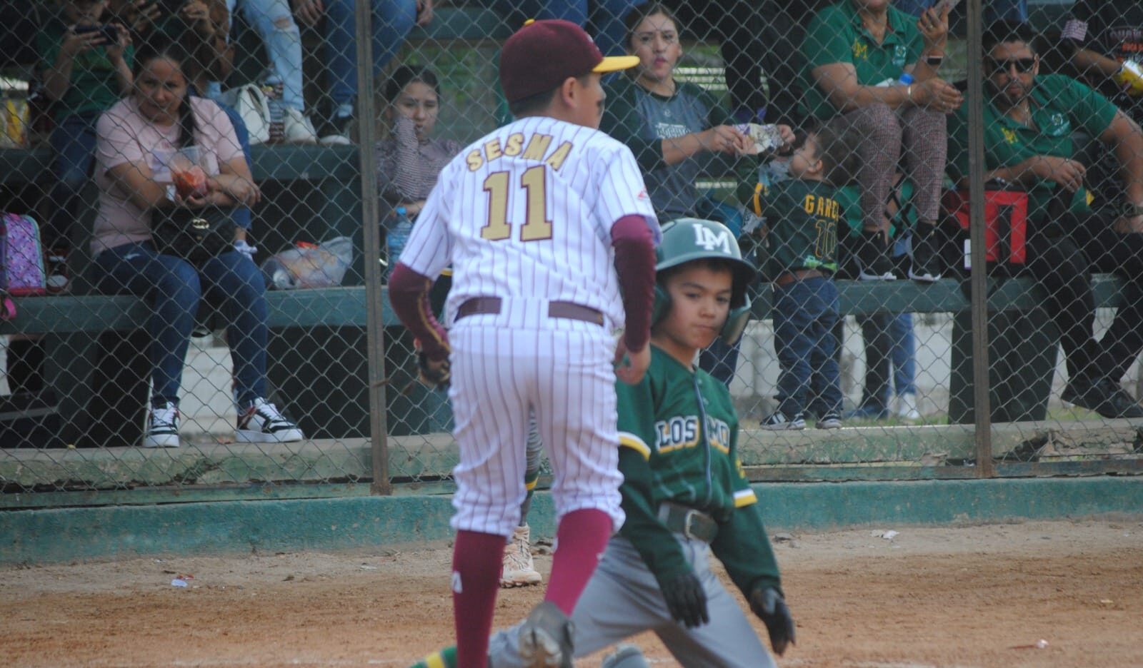 Niños en juego de beisbol