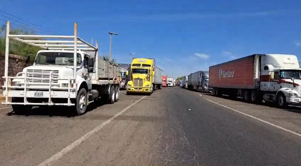 Bloqueo de traileros de la caseta de cobro de Cuatro Caminos en Guasave