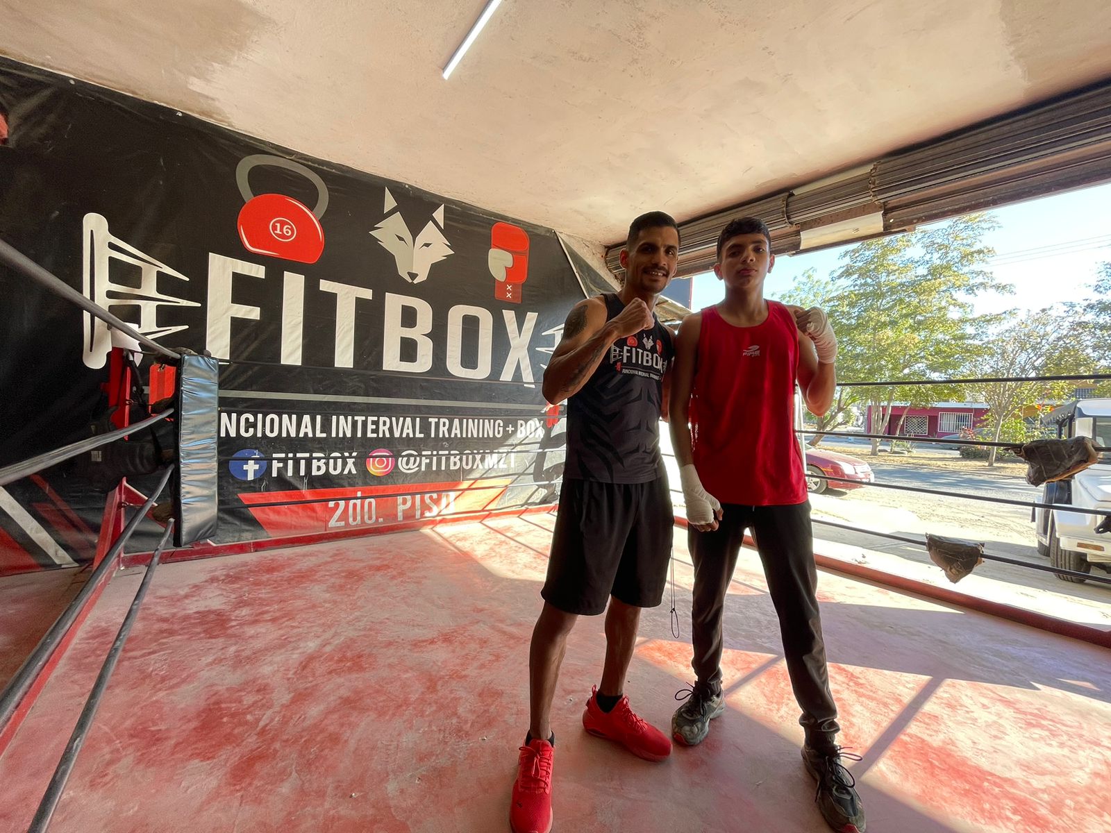 Johan Aceves y el exboxeador profesional Eduardo “Lobito” Rivera