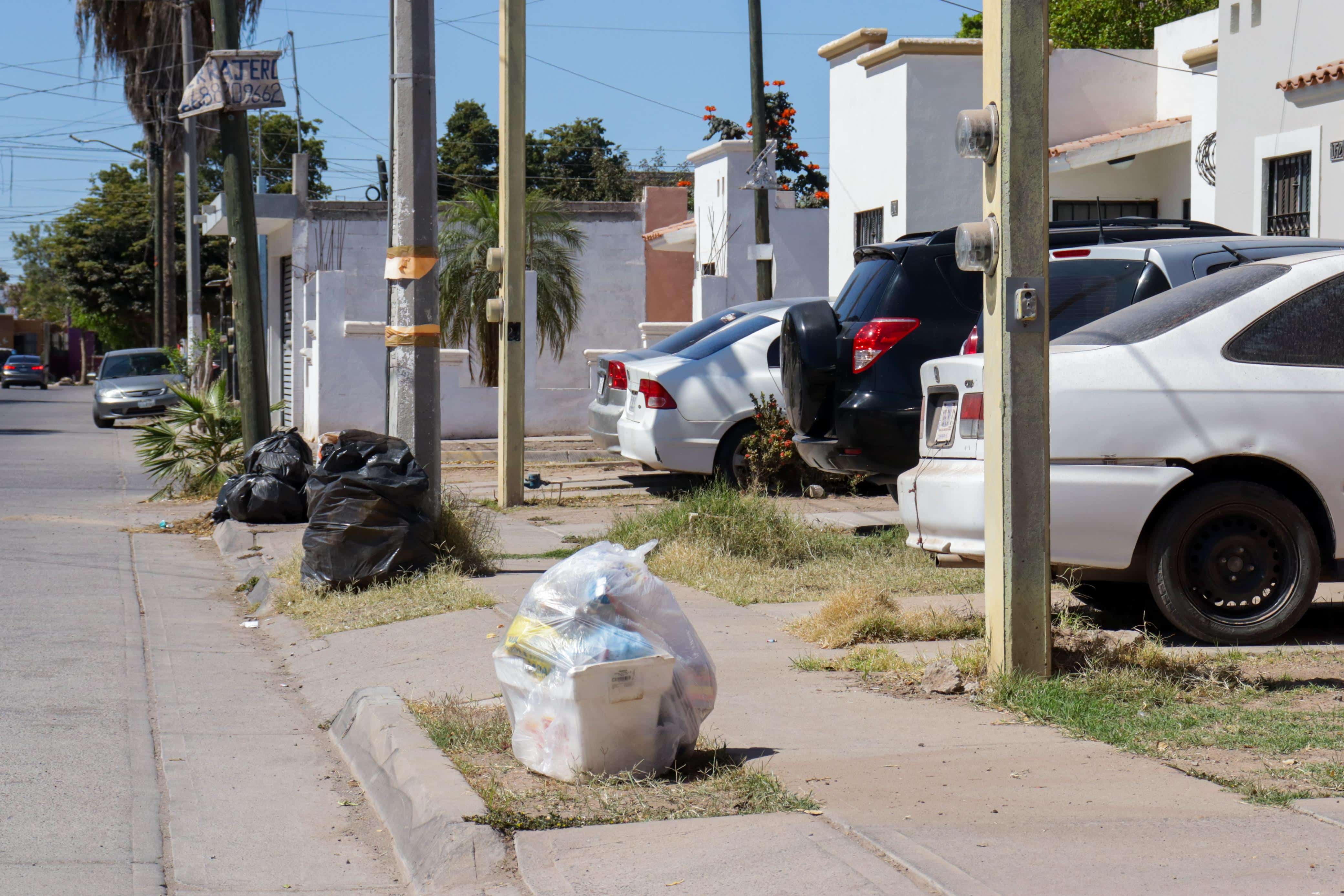 Basura acumulada tras retraso de recolección en sectores de Los Mochis.