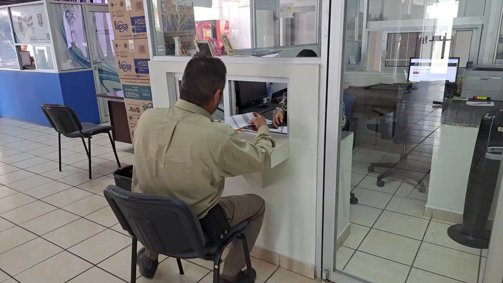 Persona en cajas de Tesorería municipal de Salvador Alvarado