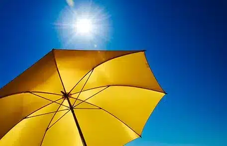 Paraguas de color amarillo bajo sol