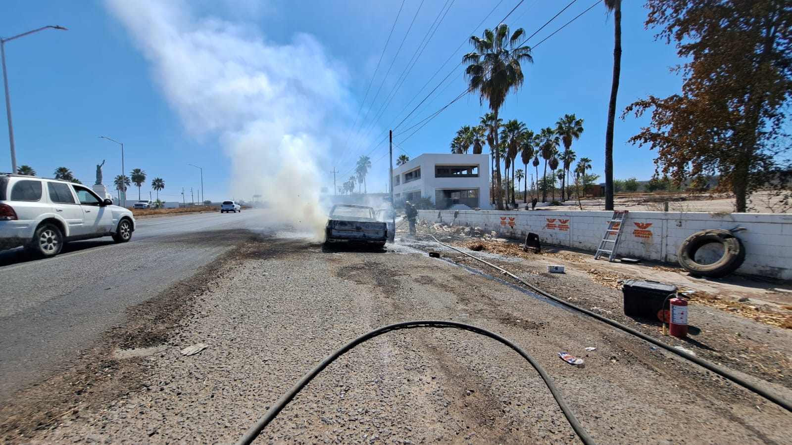 camioneta incendiándose