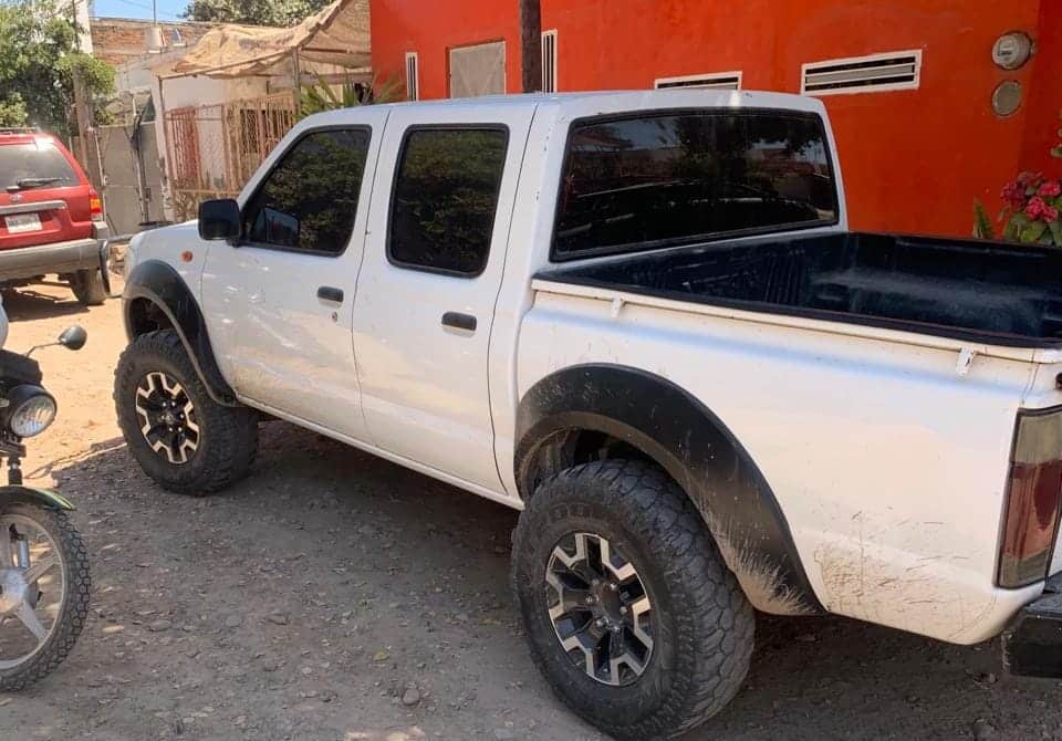 pick up Nissan, color blanco, modelo 2001,