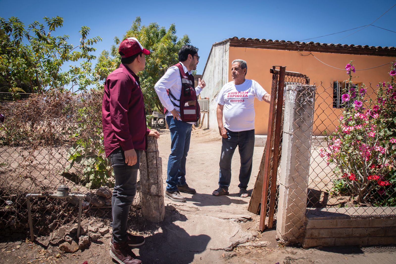 Juan de Dios Gámez Mendívil, recorre las calles de la sindicatura de El Tamarindo.