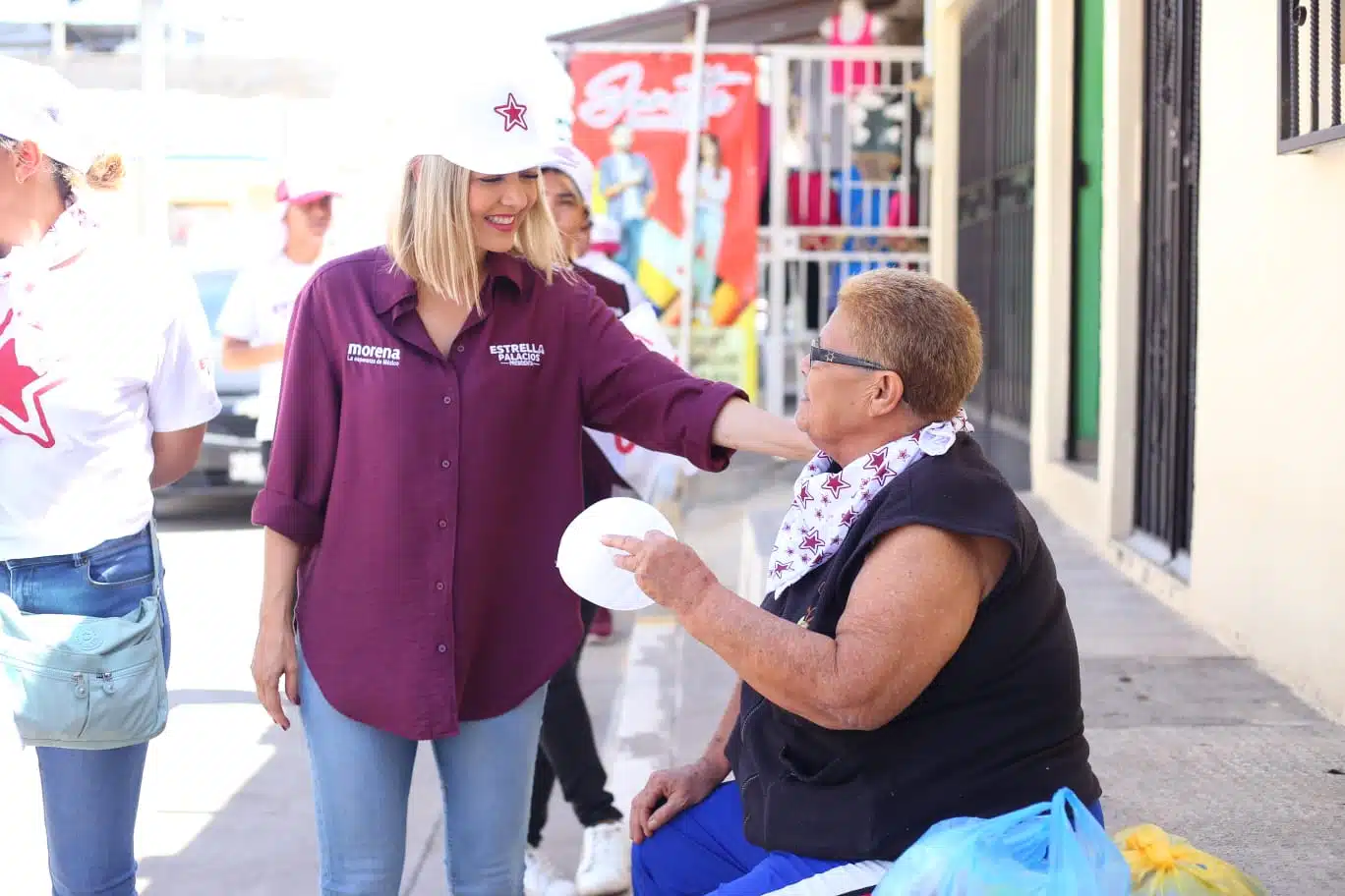 La candidata de Morena a la Presidencia Municipal, Estrella Palacios, recorre las calles de Mazatlán.