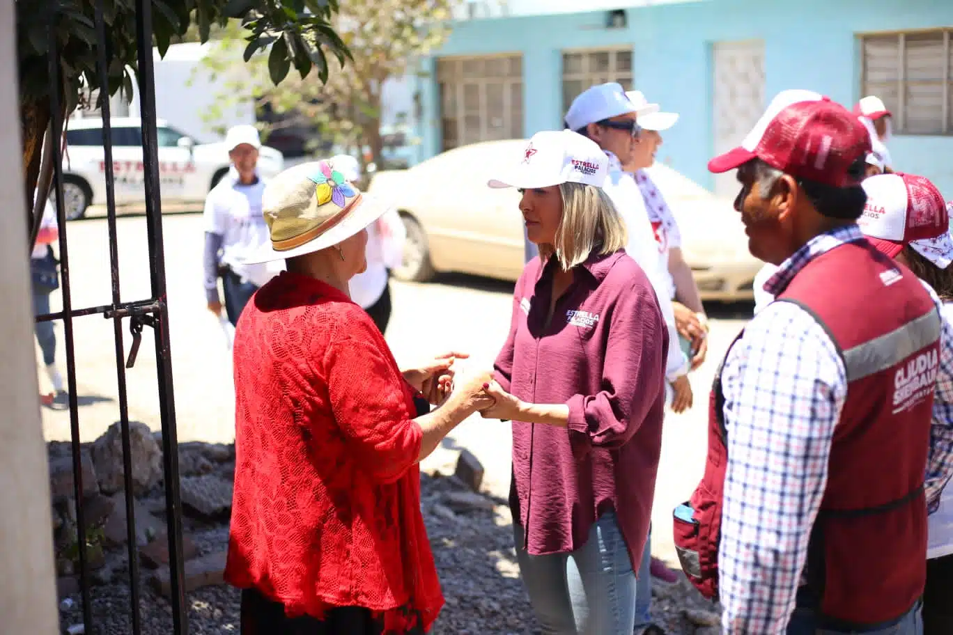 La candidata de Morena a la Presidencia Municipal, Estrella Palacios, recorre las calles de Mazatlán.