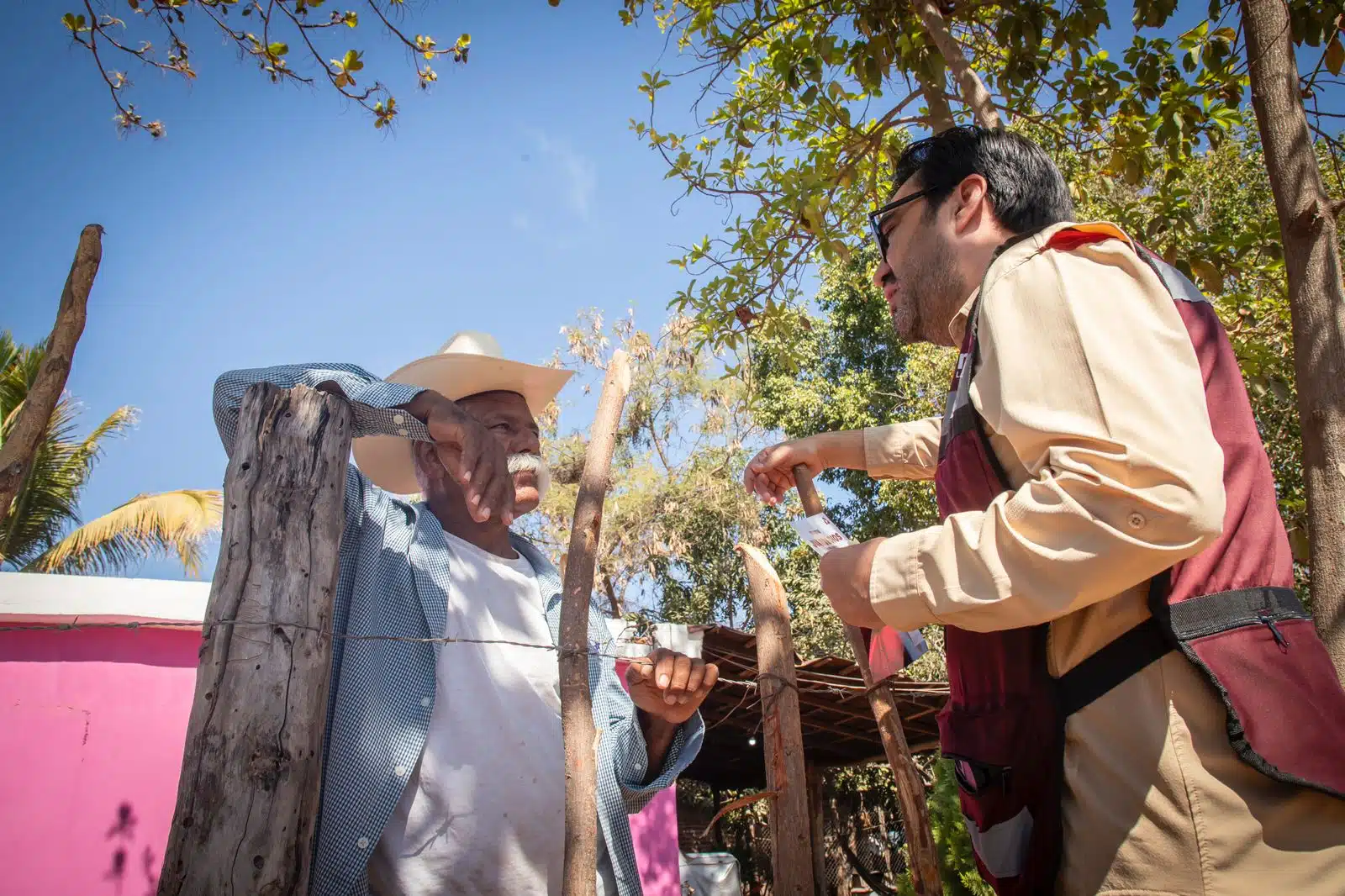 Juan de Dios Gámez Mendívil, candidato de Morena a la alcaldía de Culiacán, se presentó ante habitantes de la sindicatura de San Lorenzo./ Foto: Cortesía