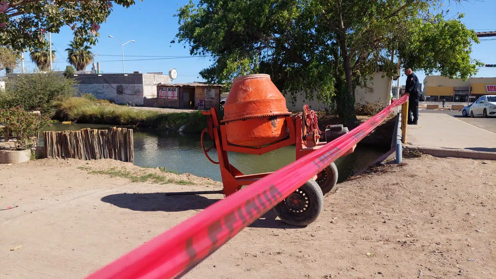 Canal de riego en Los Mochis delimitado con cinta roja