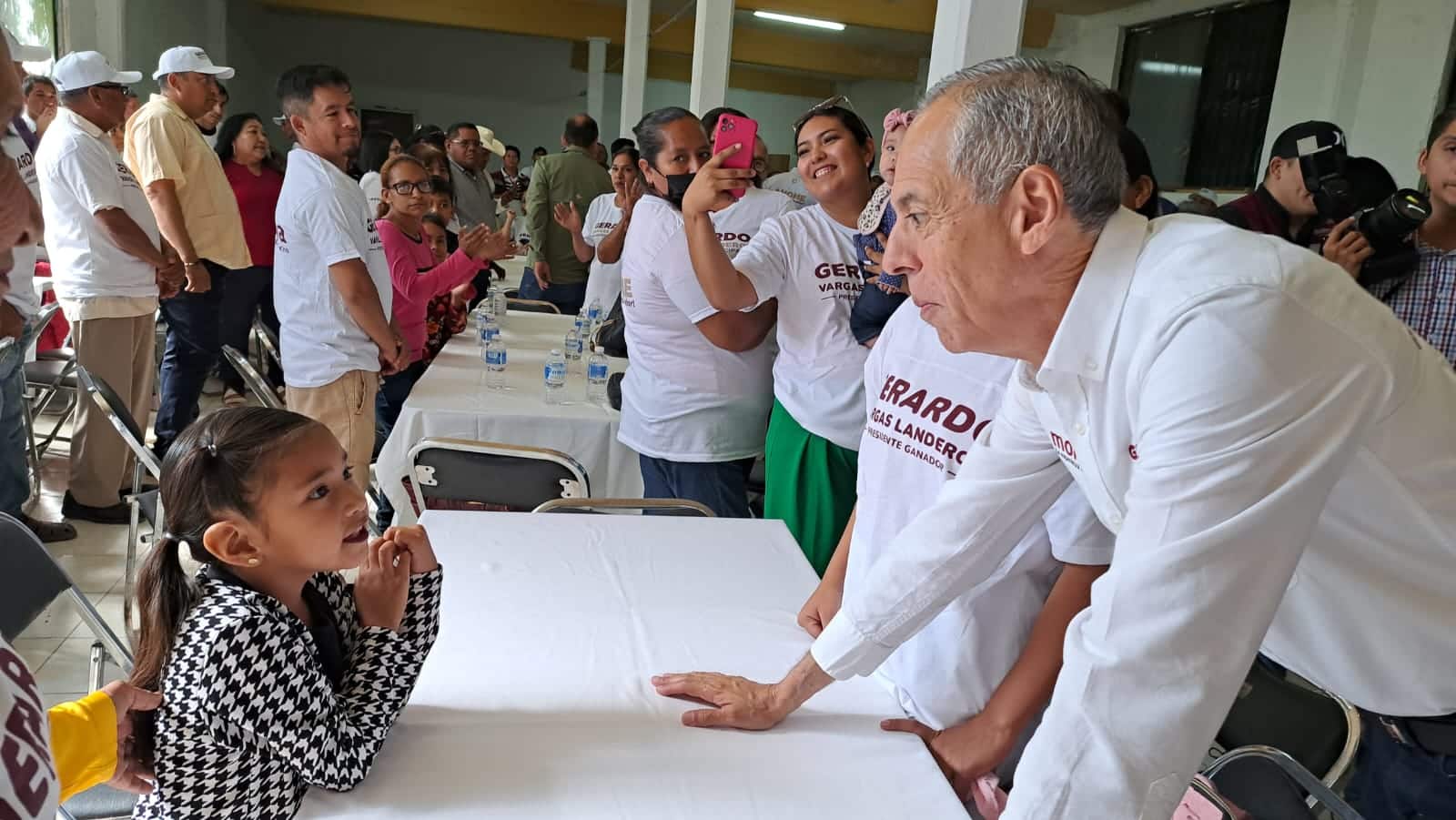 Candidato de Morena a la presidencia municipal de Ahome, Gerardo Octavio Vargas Landeros, recorrió la sindicatura de San Miguel./ Foto: Cortesía
