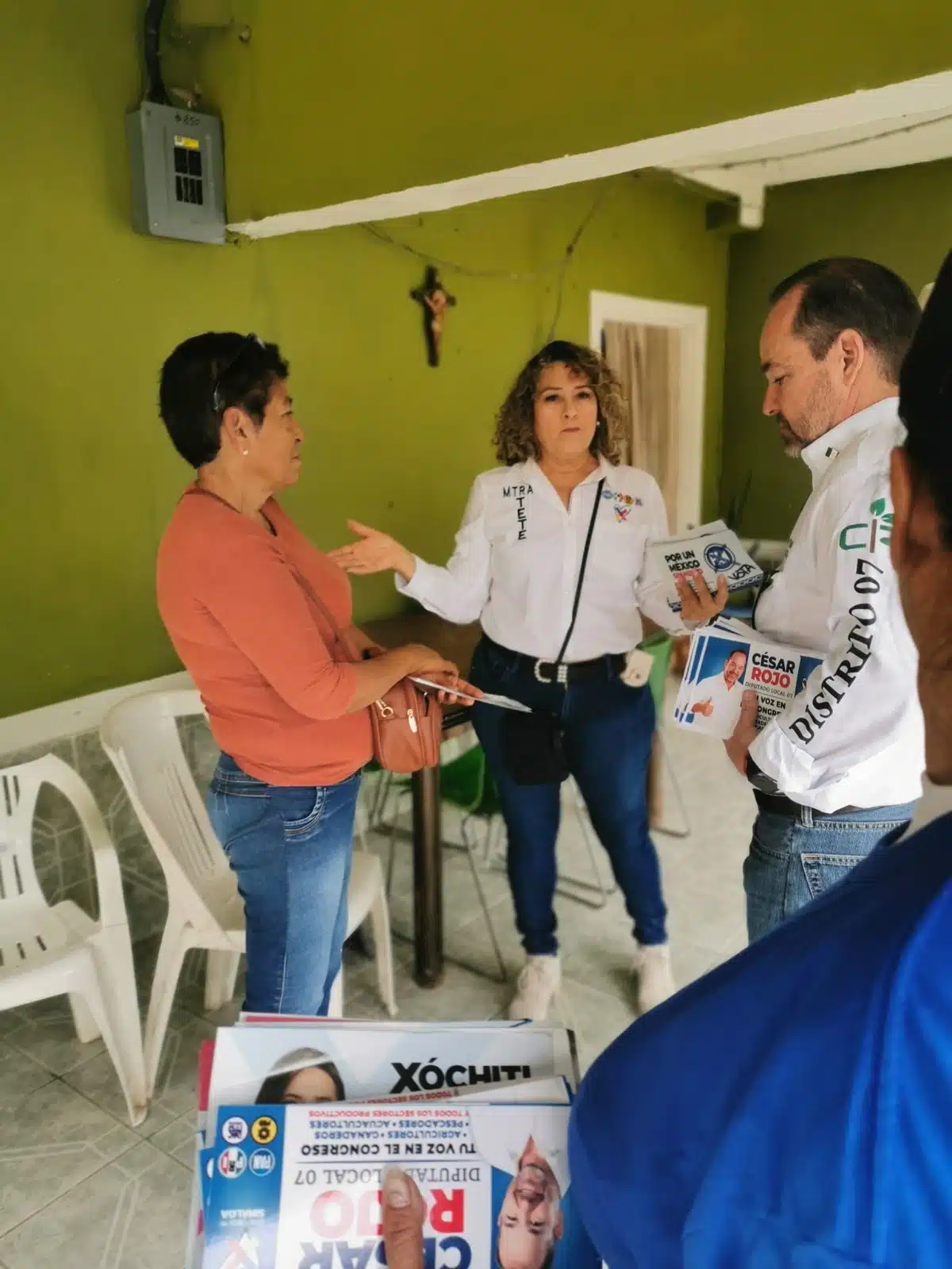 candidatos visitan a personas en juan josé Rios