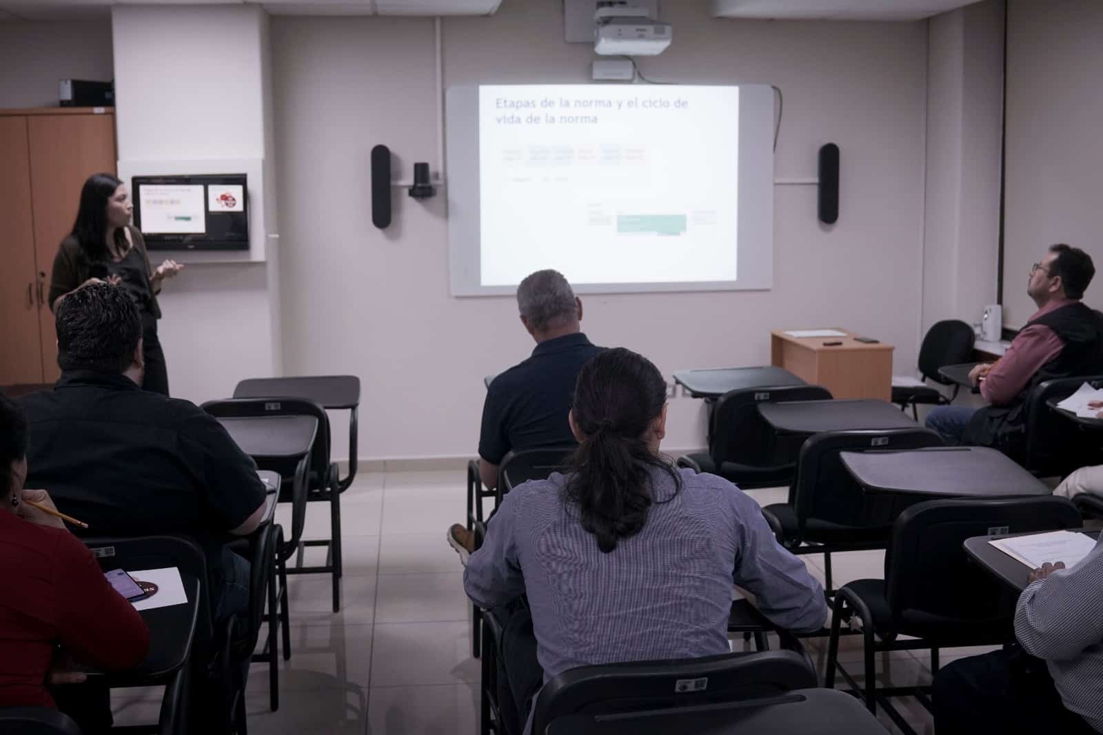 Persona impartiendo capacitación sobre la Norma ISO 15489
