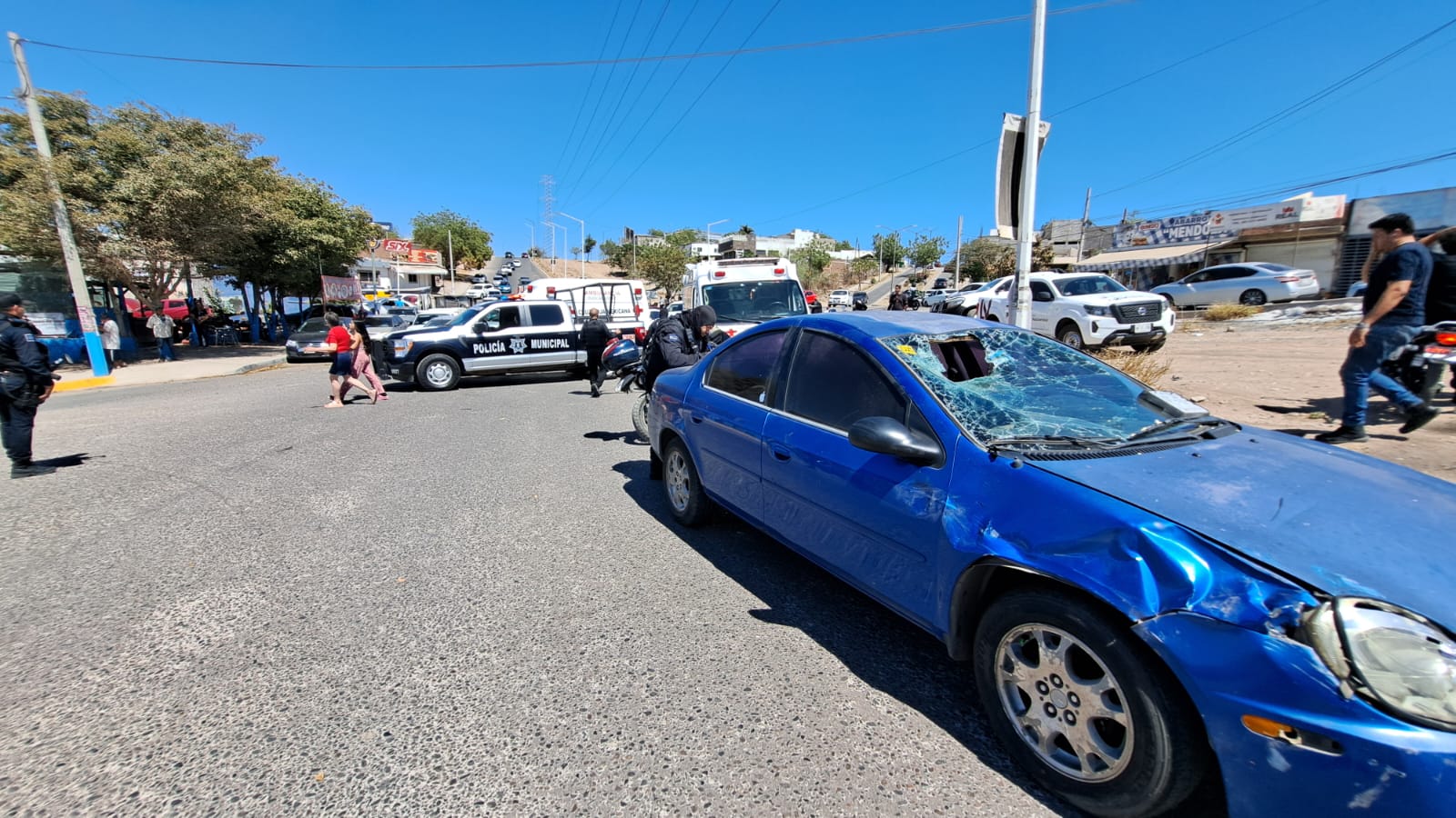 Elementos de Cruz Roja por choque entre motociclistas y automóvil. / Foto: Geovanny Elizalde