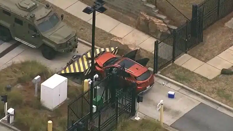 Auto choca contra la puerta principal de las oficinas del FBI en Atlanta