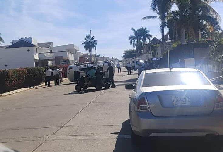 Automóvil volcado en calles de Mazatlán.