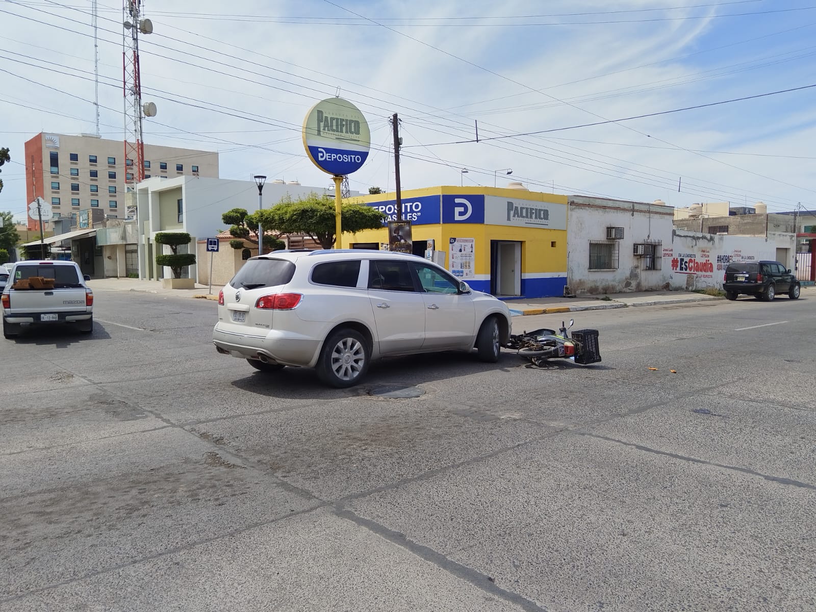 automóvil tipo vagoneta Chevrolet y una motocicleta ligera de la marca Vento