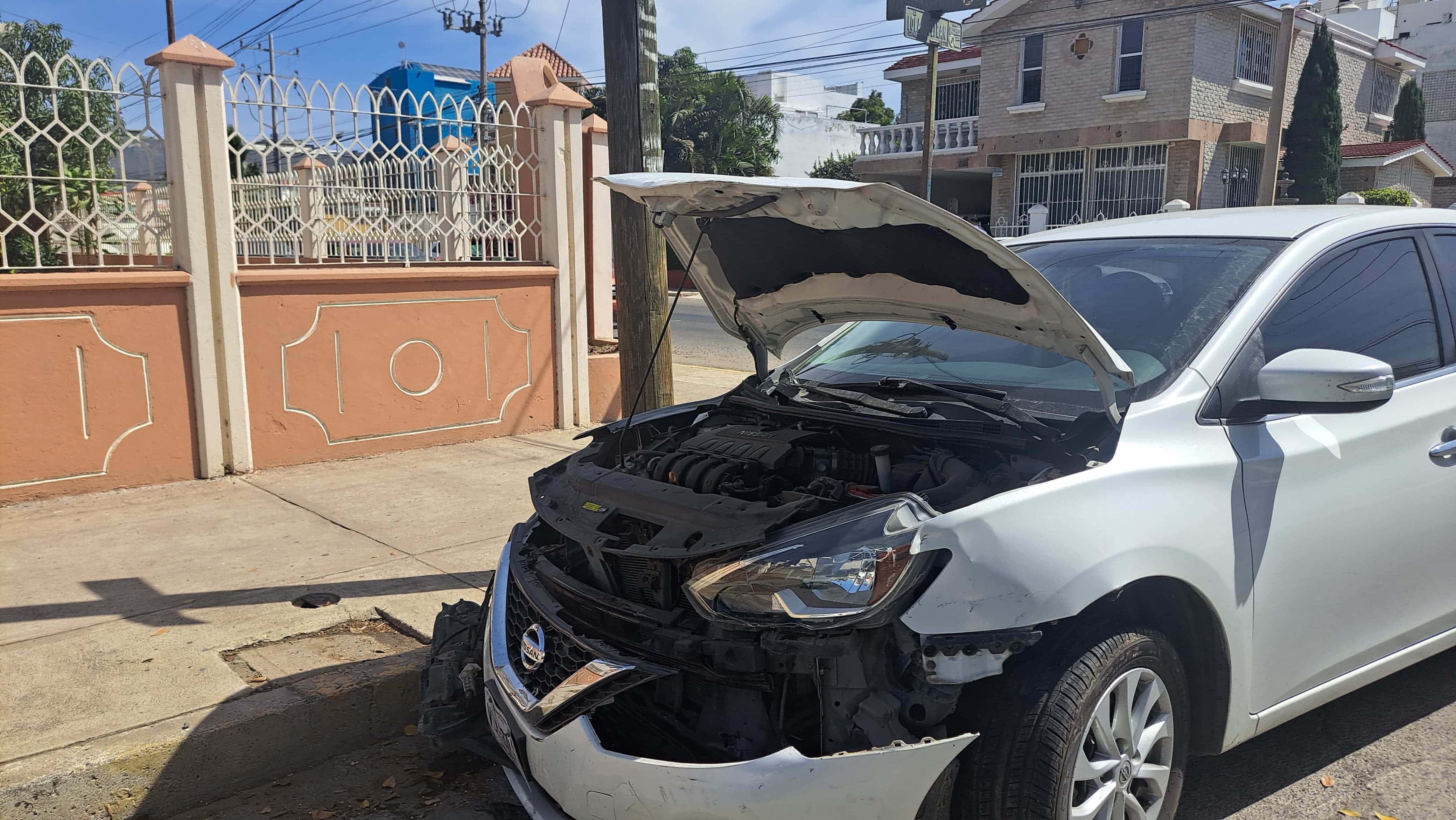 Conductor choca contra un automóvil en Mazatlán