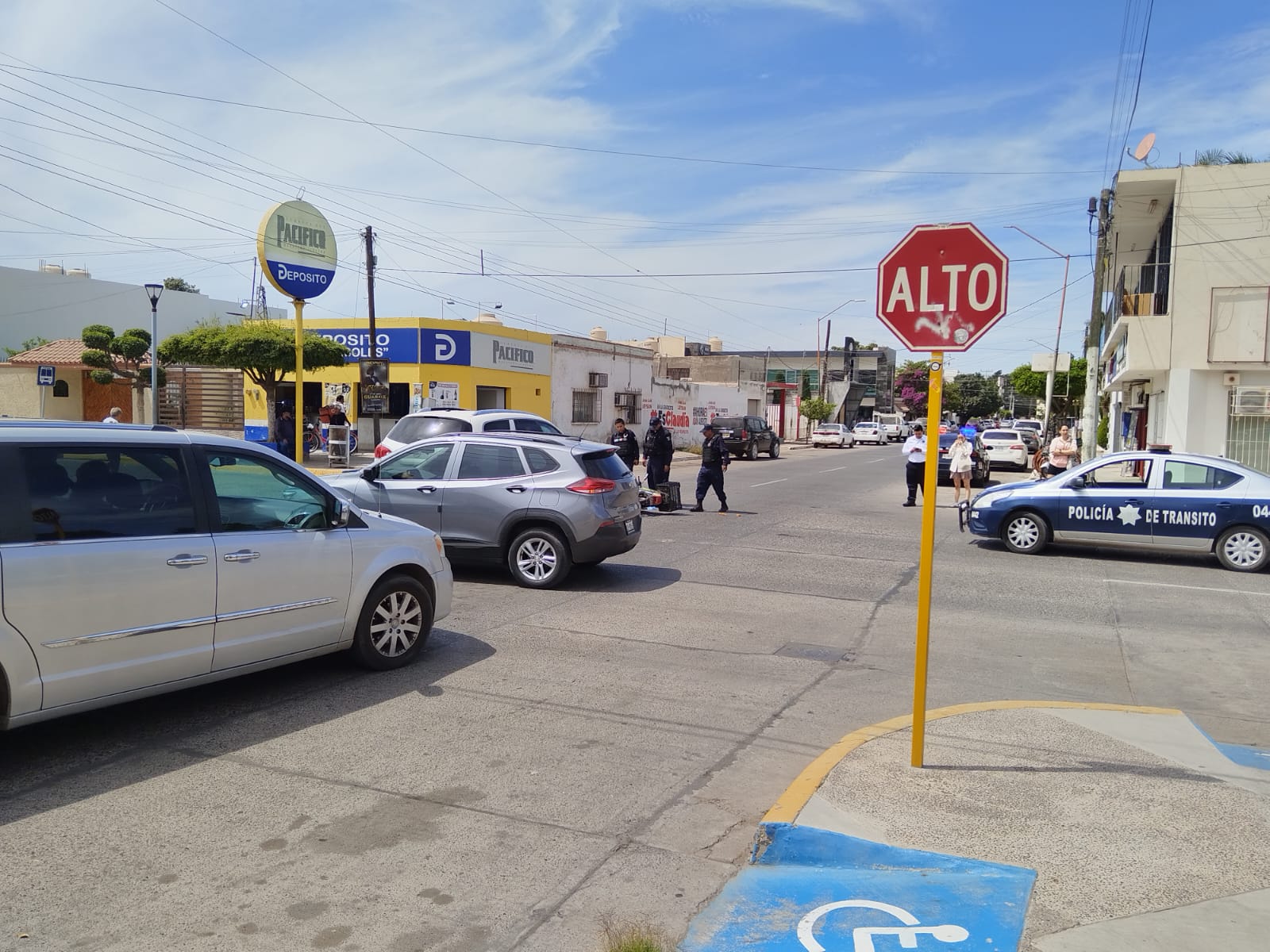 Automóviles accidentados en el centro de Guasave.