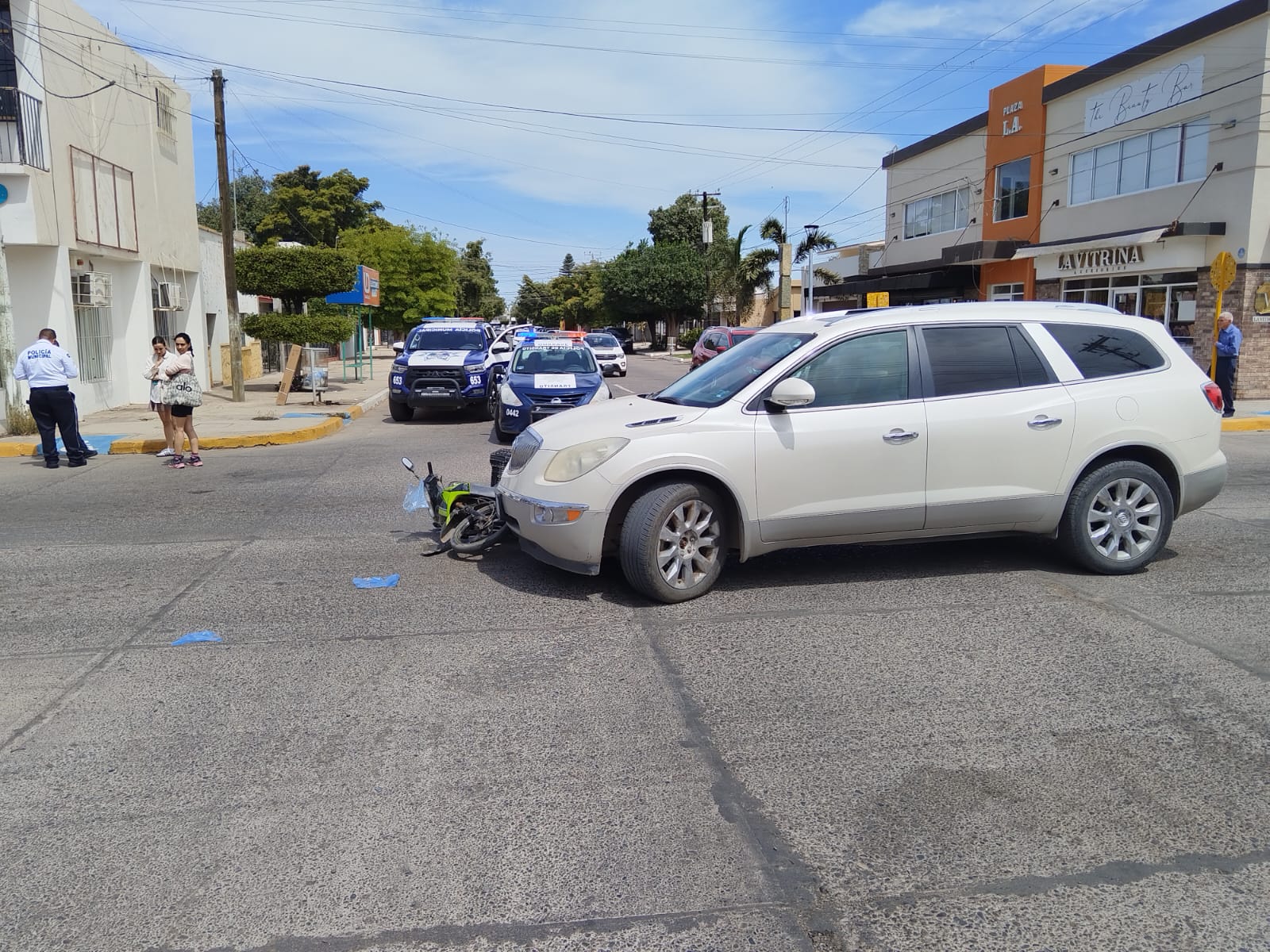 Automóviles accidentados en el centro de Guasave.