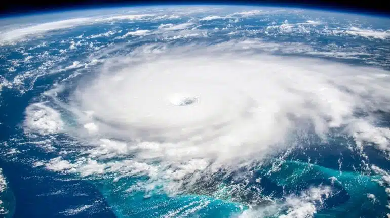 Formación de ciclón visto desde satelitoe