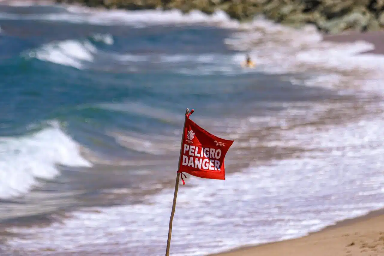 banderilla roja en playa de Mazatlán
