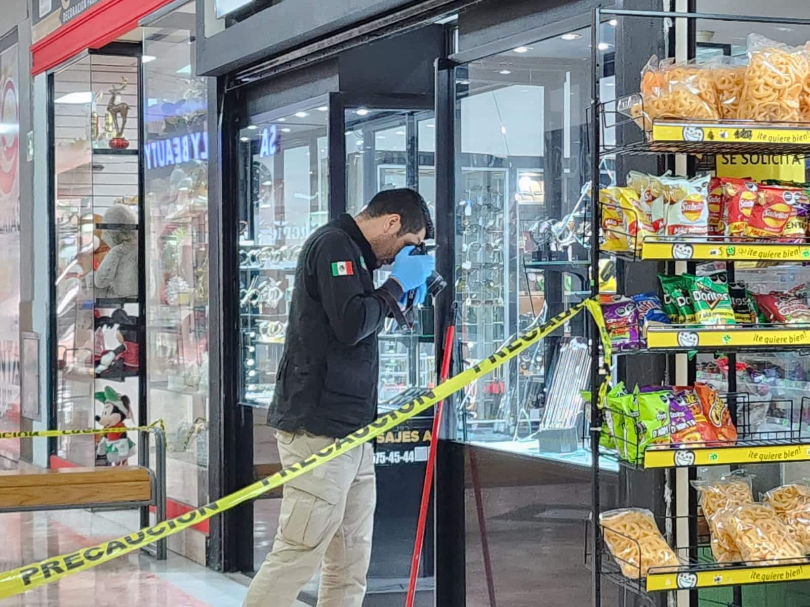 Cinta amarilla delimitando el área de Joyería asaltada en Culiacán.