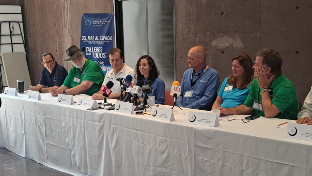 Personas en conferencia “Del mar al espacio”