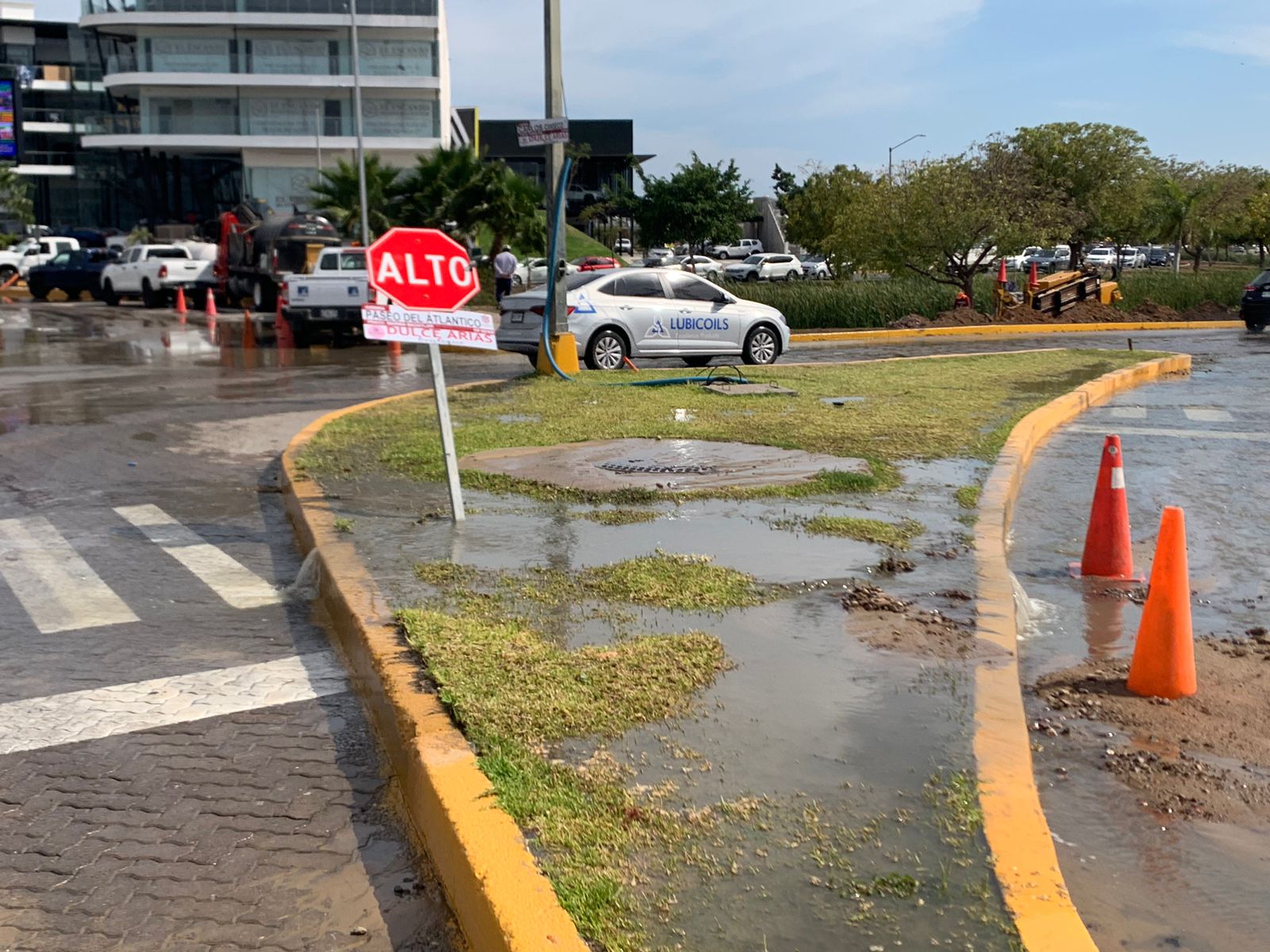 Constructora rompe por accidente tubería de drenaje