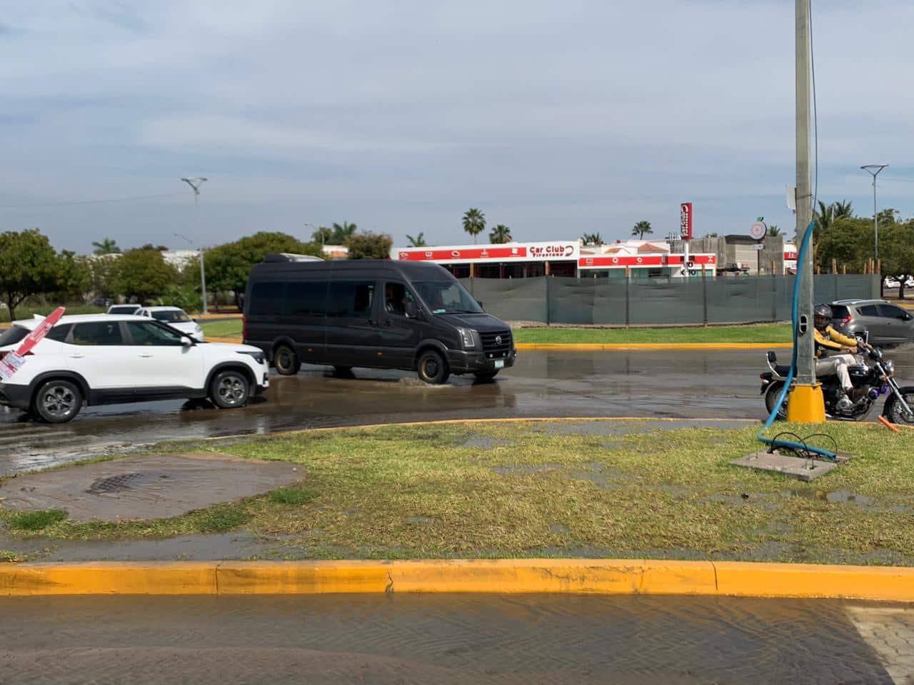 Constructora rompe por accidente tubería de drenaje