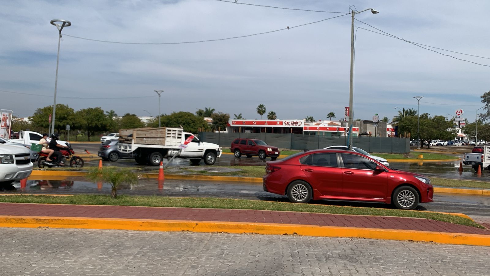 constructora rompe por accidente tubería de drenaje
