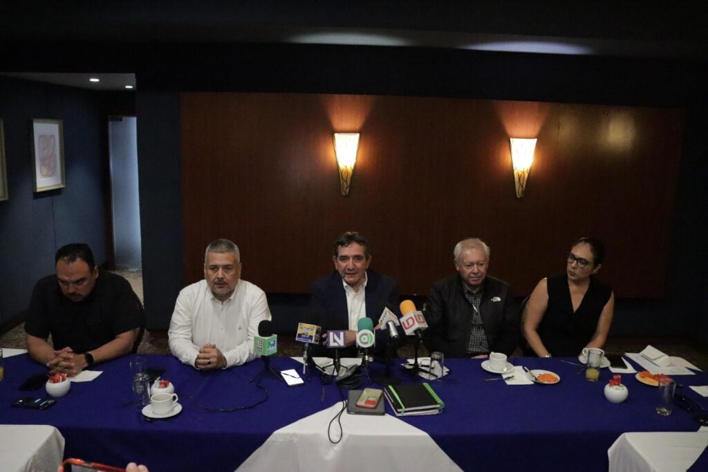 Héctor Melesio Cuen Ojeda, en reunión con integrantes del organismo intercamaral de Los Mochis