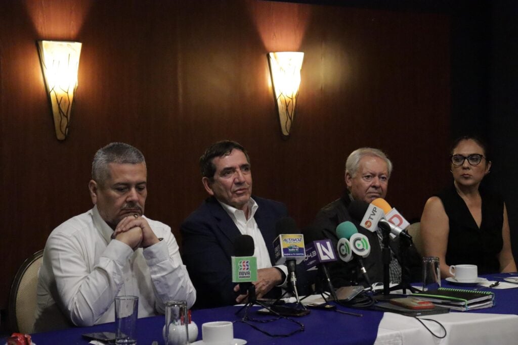 Héctor Melesio Cuen Ojeda, en reunión con integrantes del organismo intercamaral de Los Mochis