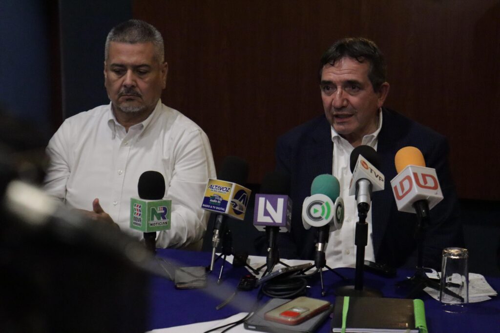 Héctor Melesio Cuen Ojeda, en reunión con integrantes del organismo intercamaral de Los Mochis